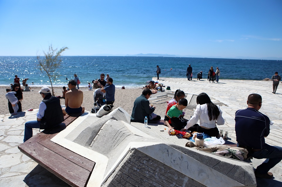 Γεμάτες οι παραλίες – Ξεκίνησαν από νωρίς τα μπάνια οι Αθηναίοι-2