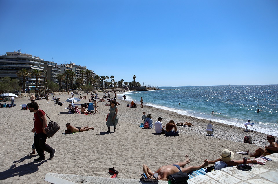 Γεμάτες οι παραλίες – Ξεκίνησαν από νωρίς τα μπάνια οι Αθηναίοι-1