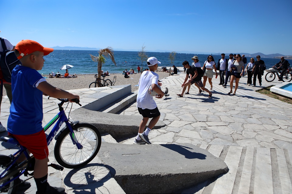Γεμάτες οι παραλίες – Ξεκίνησαν από νωρίς τα μπάνια οι Αθηναίοι-3