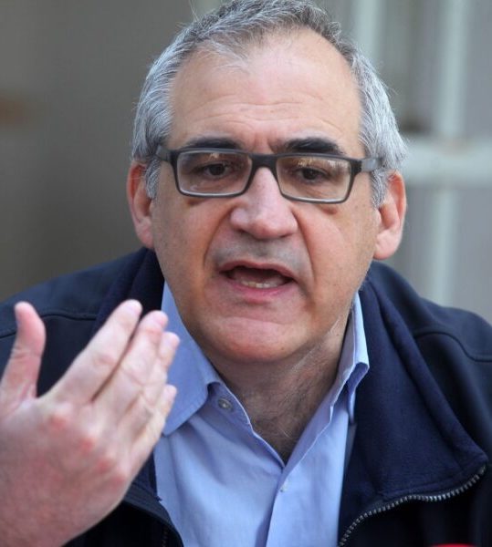 Μύκονος: Εκσκαφές, τσιμέντο και… ελικοδρόμιο στην παραλία – Oι αναφορές του αρχαιολόγου για τα beach bar-1