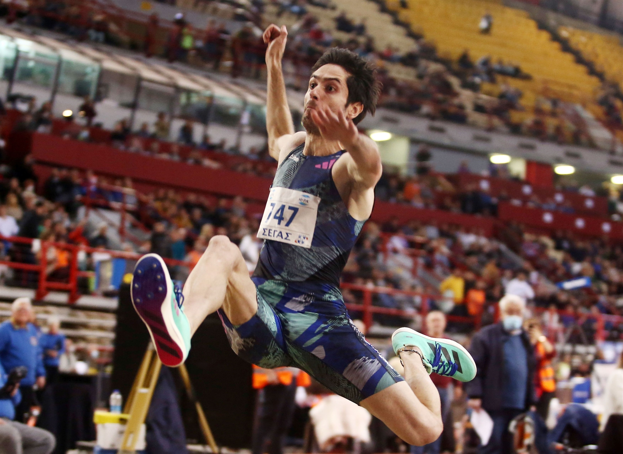 με-σύμβολο-πένθους-η-εθνική-στίβου-στο-562301824