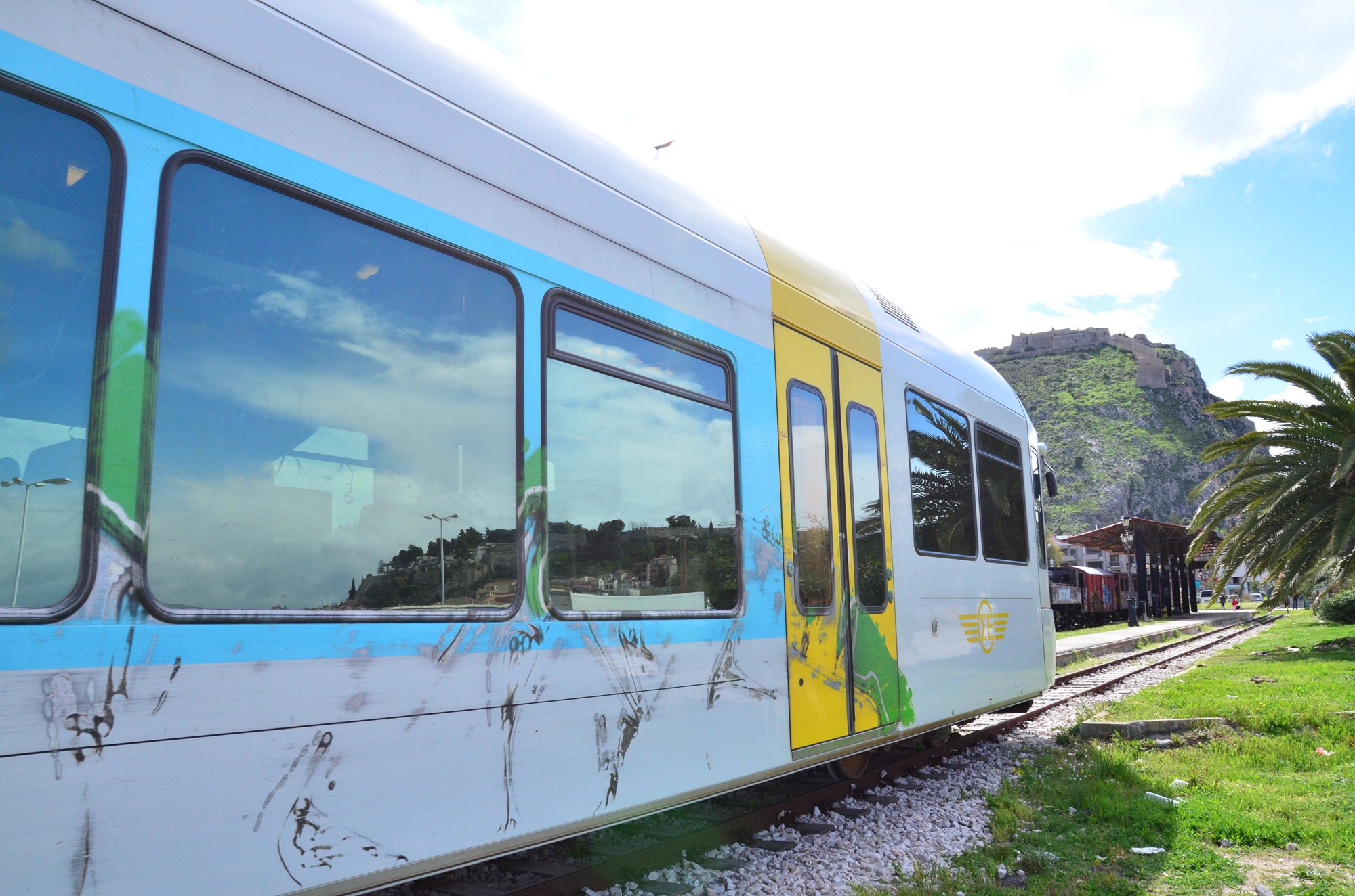 τραινοσε-το-εξπρές-της-χρεοκοπίας-σφύ-562305331