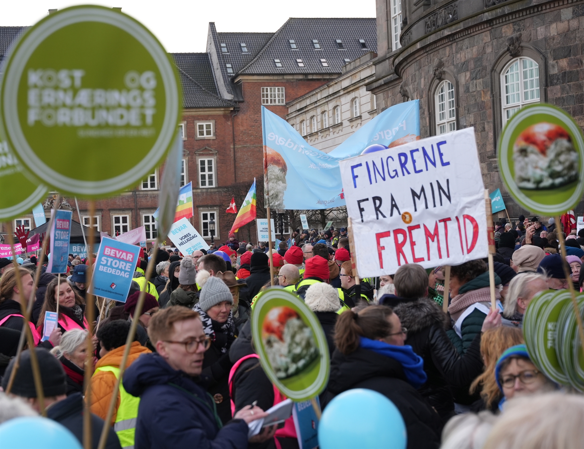 καταργεί-μία-αργία-για-την-ενίσχυση-τη-562301638