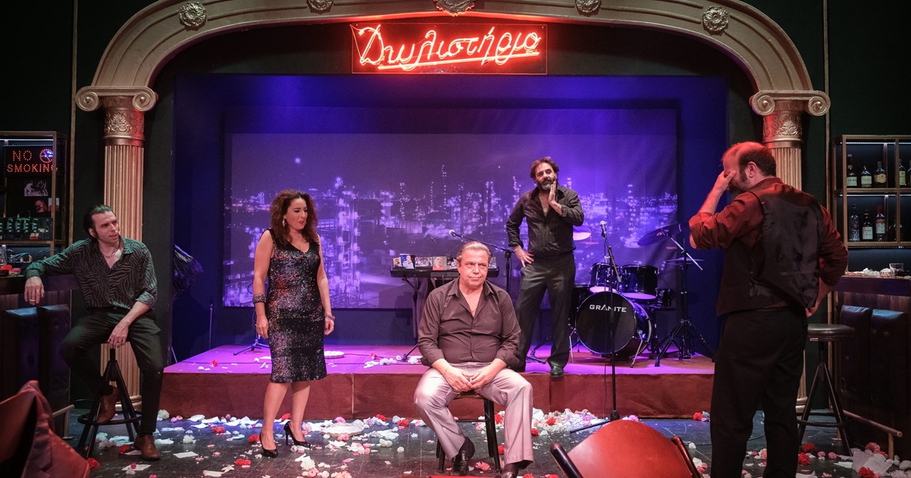 ο-σοφοκλής-με-γόβες-στο-σκυλάδικο-562318738