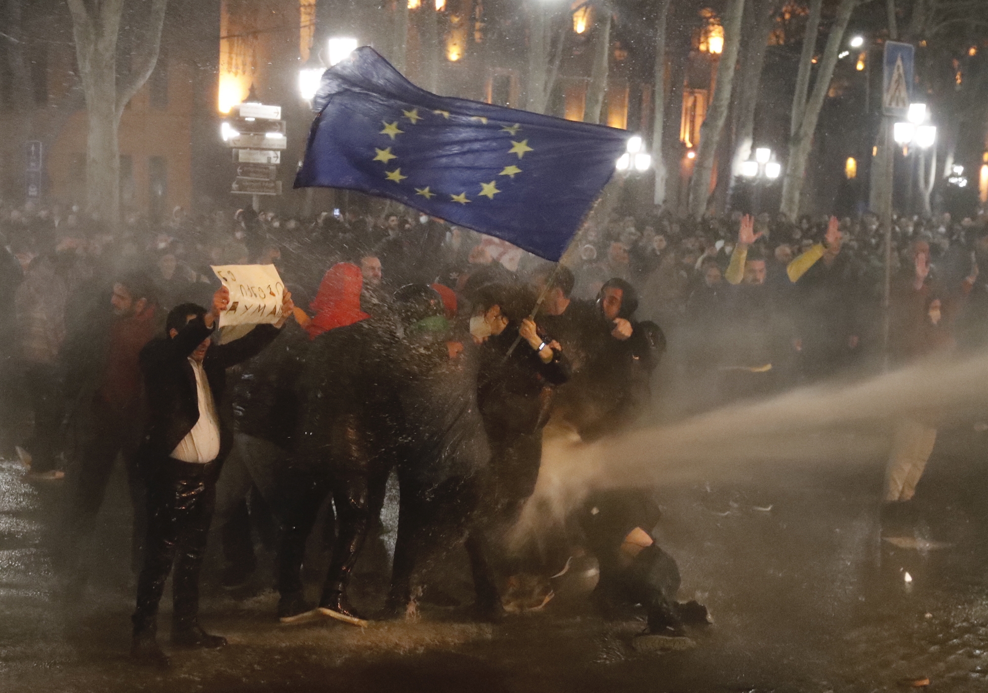 Έκρηξη οργής στη Γεωργία-1