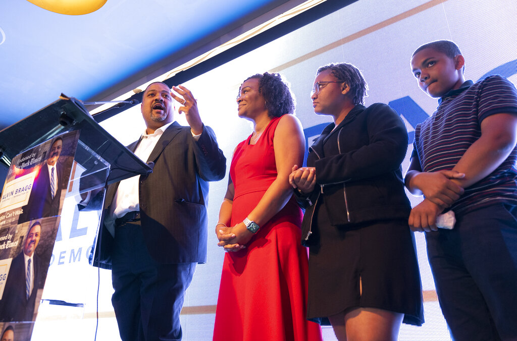 Αλβιν Μπραγκ: Ποιος είναι ο εισαγγελέας που ίσως οδηγήσει τον Τραμπ ενώπιον της Δικαιοσύνης-1