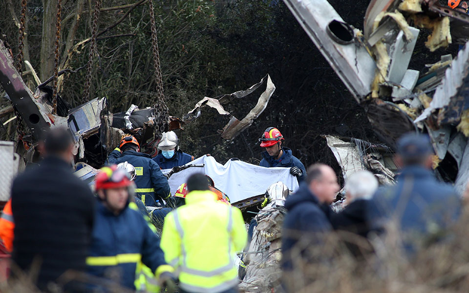 τραγωδία-στα-τέμπη-προσπάθειες-να-απο-562300963