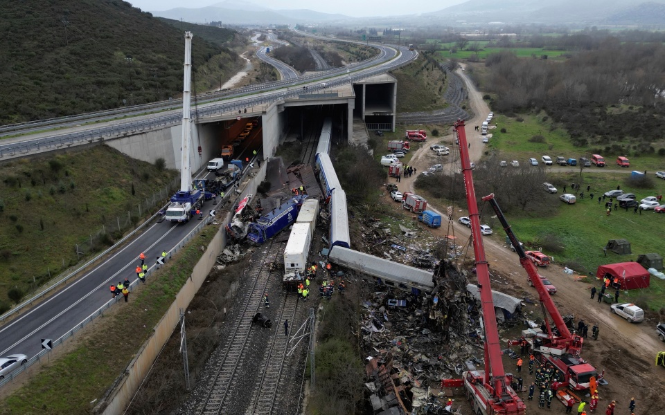 αλβανία-μεσίστιες-οι-σημαίες-για-την-τ-562307998