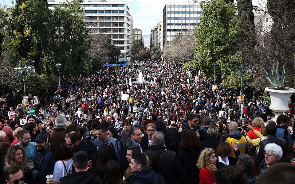 Επεισόδια στο Σύνταγμα κατά το συλλαλητήριο για τα Τέμπη-6