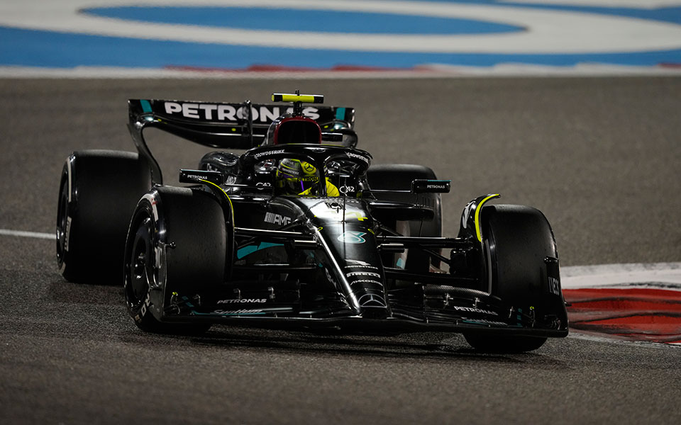 φόρμουλα-1-η-μερσέντες-πετάει-λευκή-πε-562316854