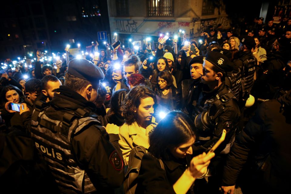 Κωνσταντινούπολη: Χρήση σπρέι πιπεριού κατά διαδηλωτών από την αστυνομία σε πορεία-1