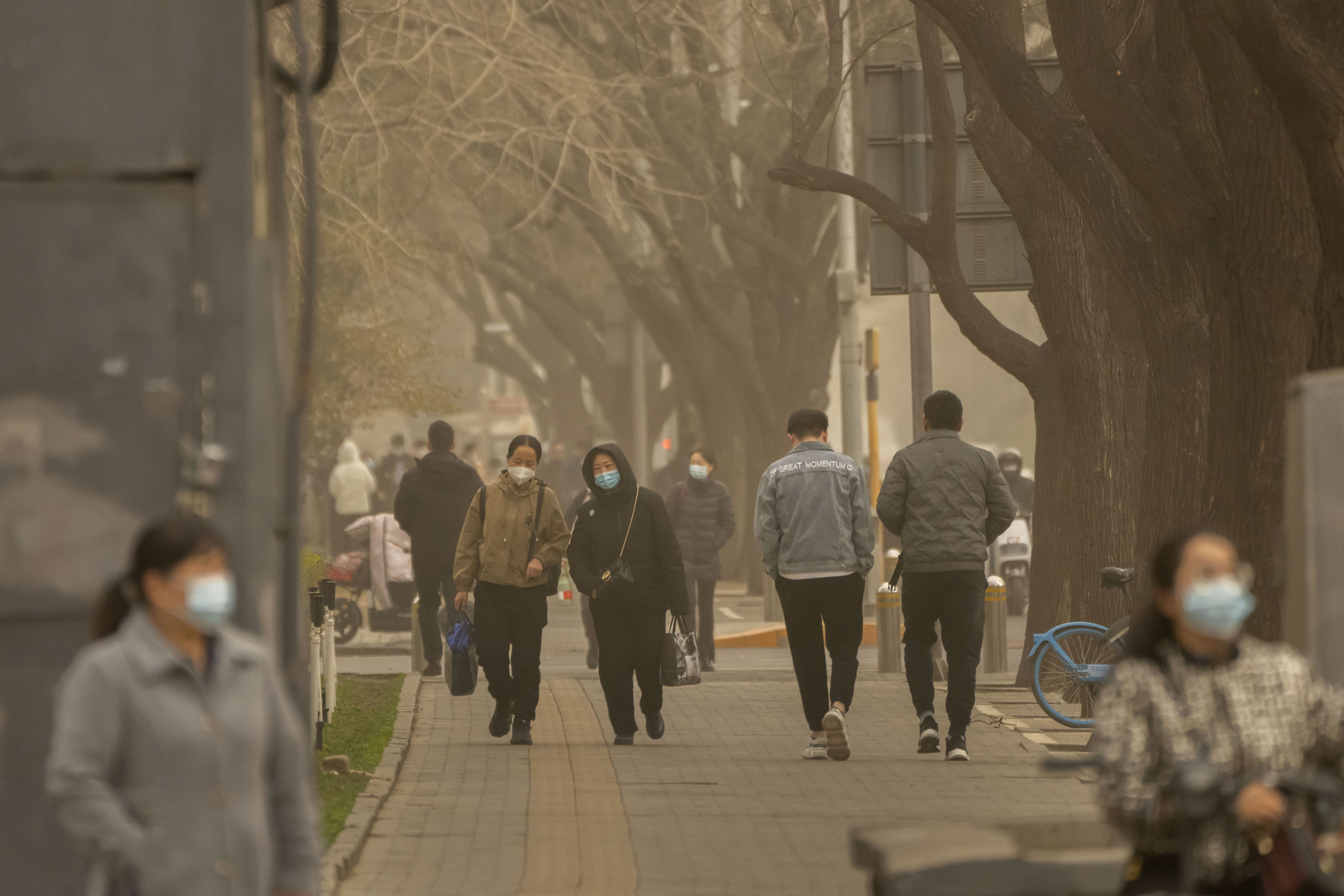 Σφοδρή αμμοθύελλα πλήττει την Κίνα επιδεινώνοντας την ατμοσφαιρική ρύπανση-2