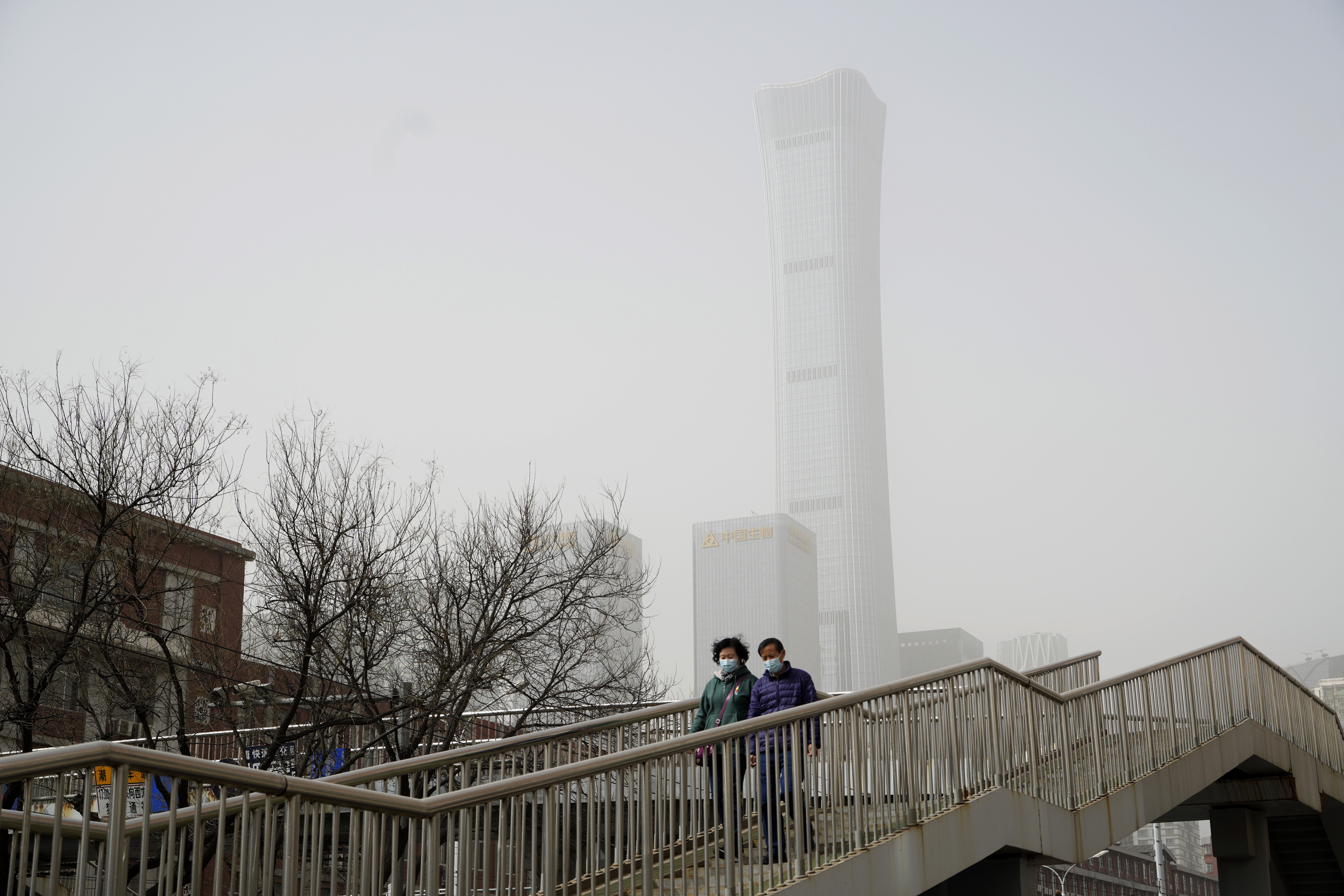 Σφοδρή αμμοθύελλα πλήττει την Κίνα επιδεινώνοντας την ατμοσφαιρική ρύπανση-1