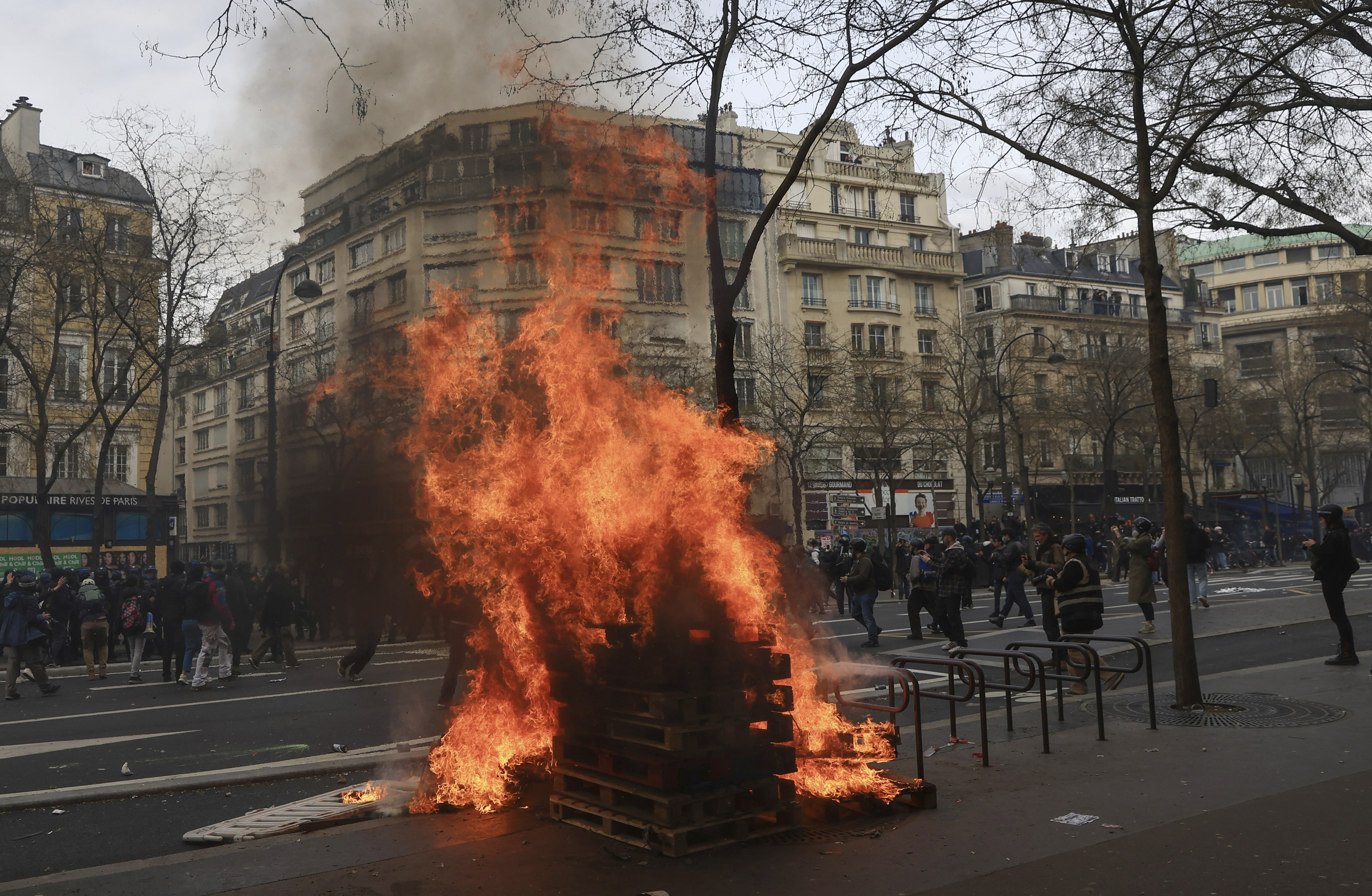 Politico: Μετά τον Μακρόν, ο «κατακλυσμός»-2