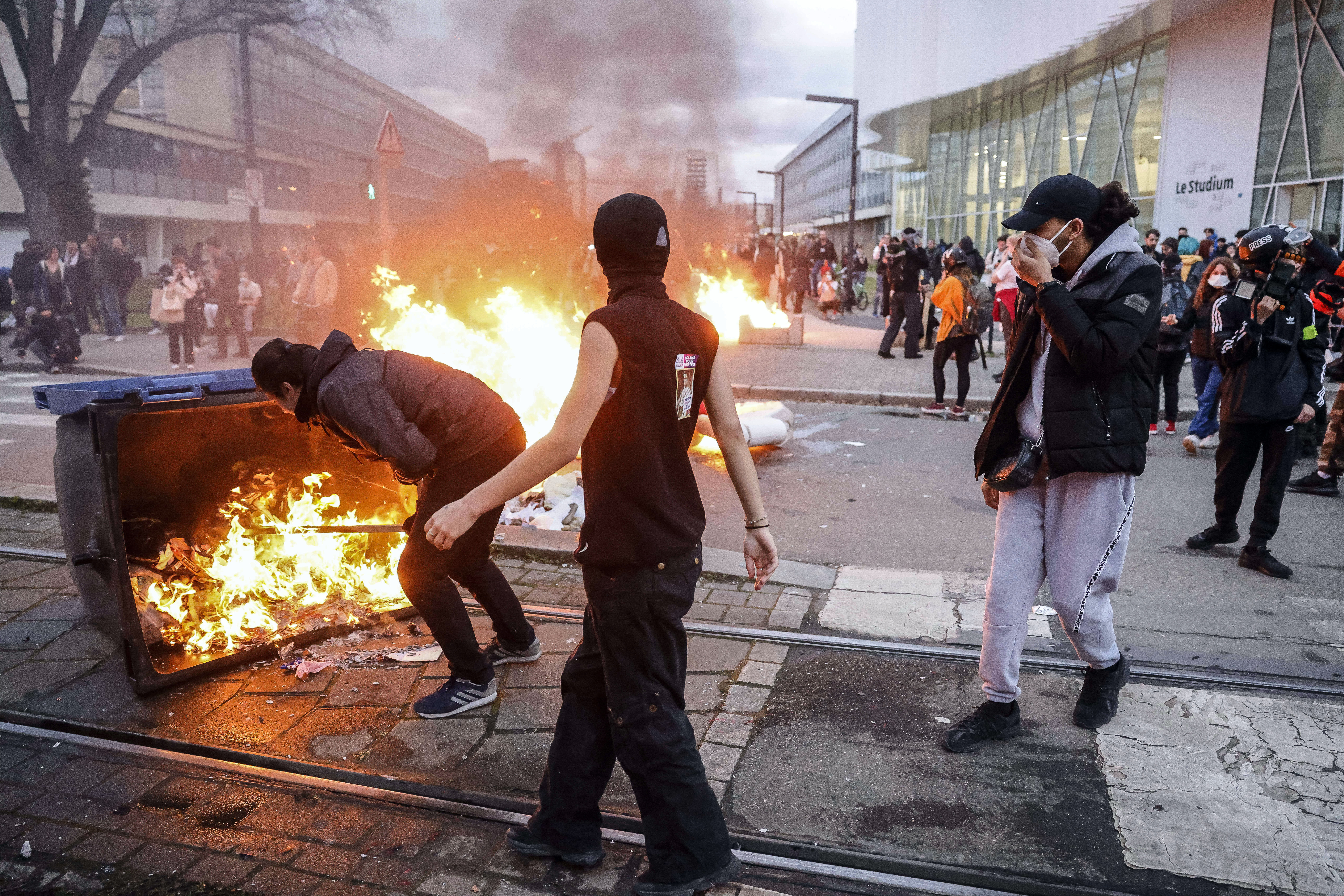 Politico: Μετά τον Μακρόν, ο «κατακλυσμός»-1