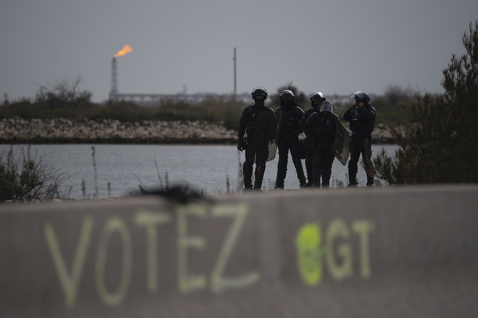 γαλλία-συγκρούσεις-διαδηλωτών-με-την-562340530