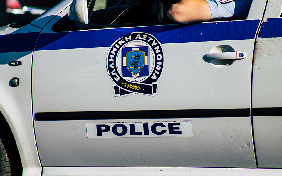 νέα-φιλαδέλφεια-φάκελος-με-σφαίρα-στο-562329739