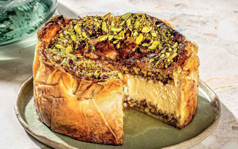 και-μπακλαβάς-και-cheesecake-σε-ένα-θεσπέσιο-γλ-562347412