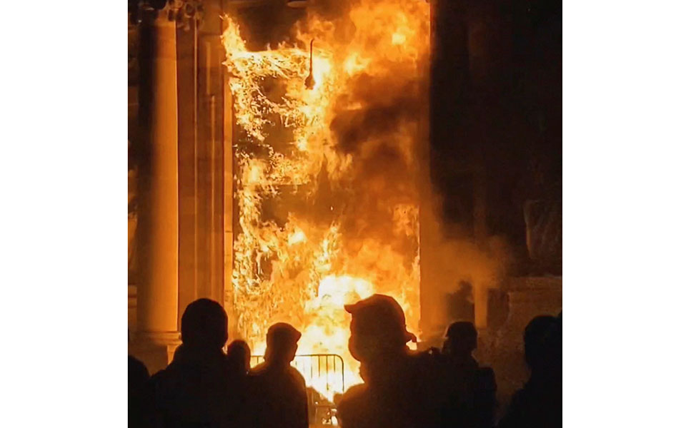 γαλλία-φωτιά-ξέσπασε-στην-πύλη-του-δημ-562337704