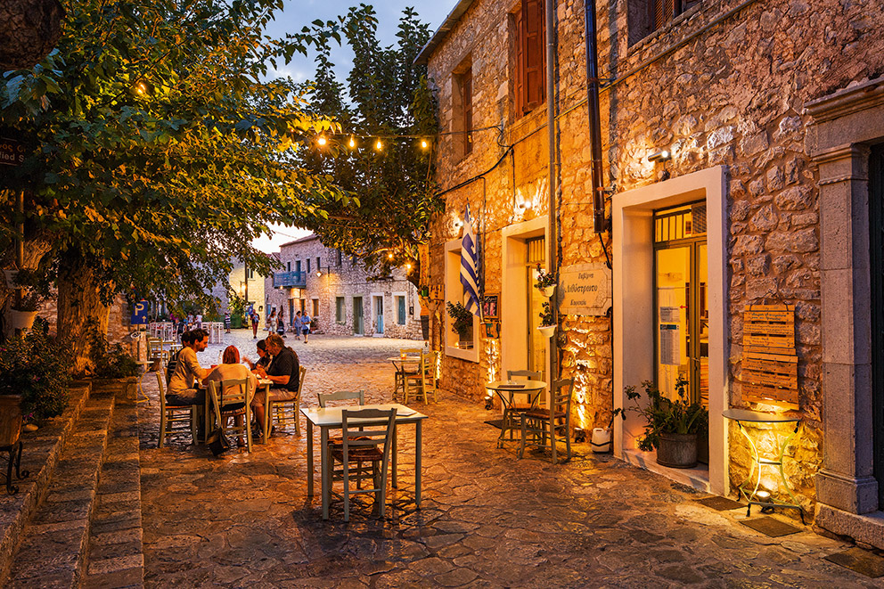 Πάσχα στη Μάνη: Άγρια ομορφιά, ιστορία και πλούσια έθιμα-3