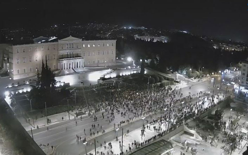 Σύνταγμα: Επεισόδια από κουκουλοφόρους αμαύρωσαν τη συγκέντρωση διαμαρτυρίας-12