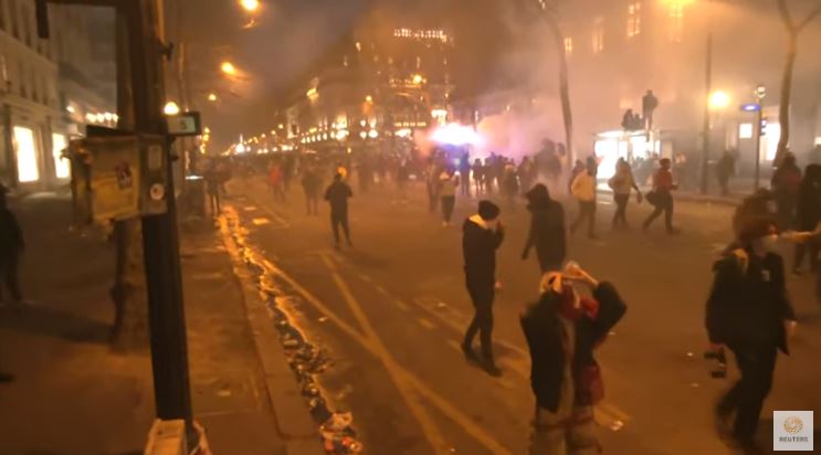Γαλλία: Διαδηλώσεις σε όλη τη χώρα κατά της μεταρρύθμισης Μακρόν – Συγκρούσεις με την αστυνομία-10