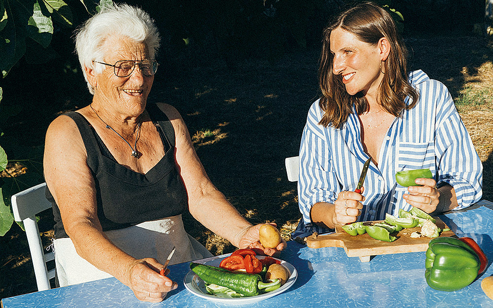 γιαγιά-ένα-βιβλίο-ωδή-στη-μαγειρική-σο-562308346