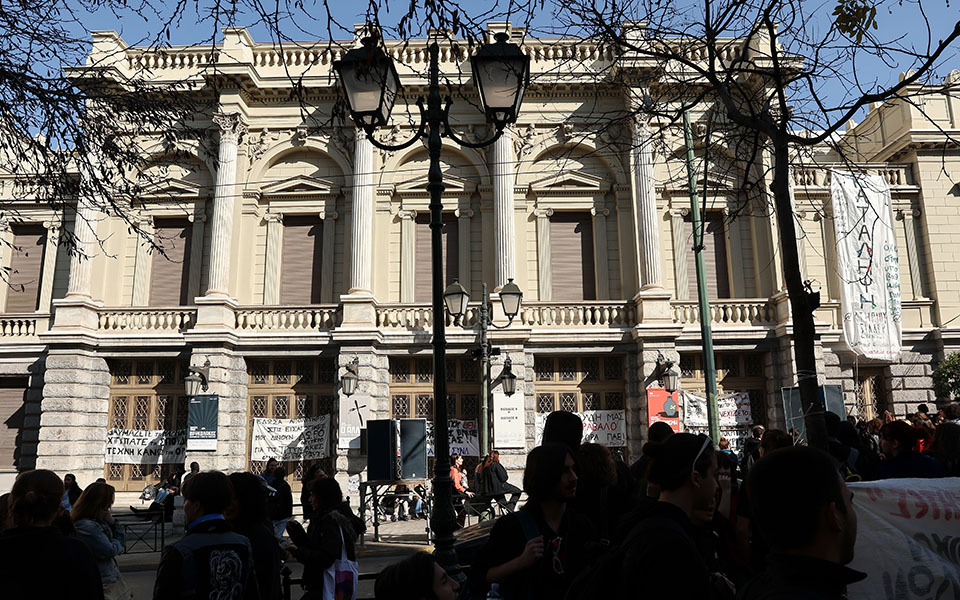 μισάνοιχτο-το-εθνικό-θέατρο-562341691