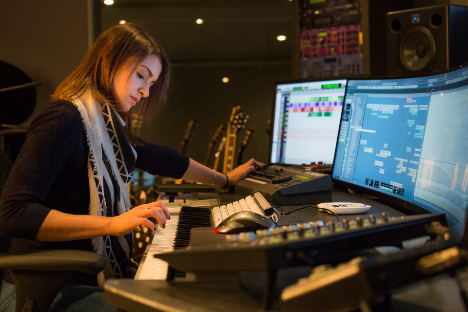 Stephanie Economou: Από τα Grammys στον Ρόμπερτ Ντε Νίρο και τη μουσική της Κρήτης-2