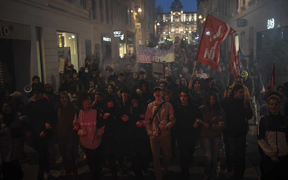 Η πιο δύσκολη ώρα για τον Μακρόν-1
