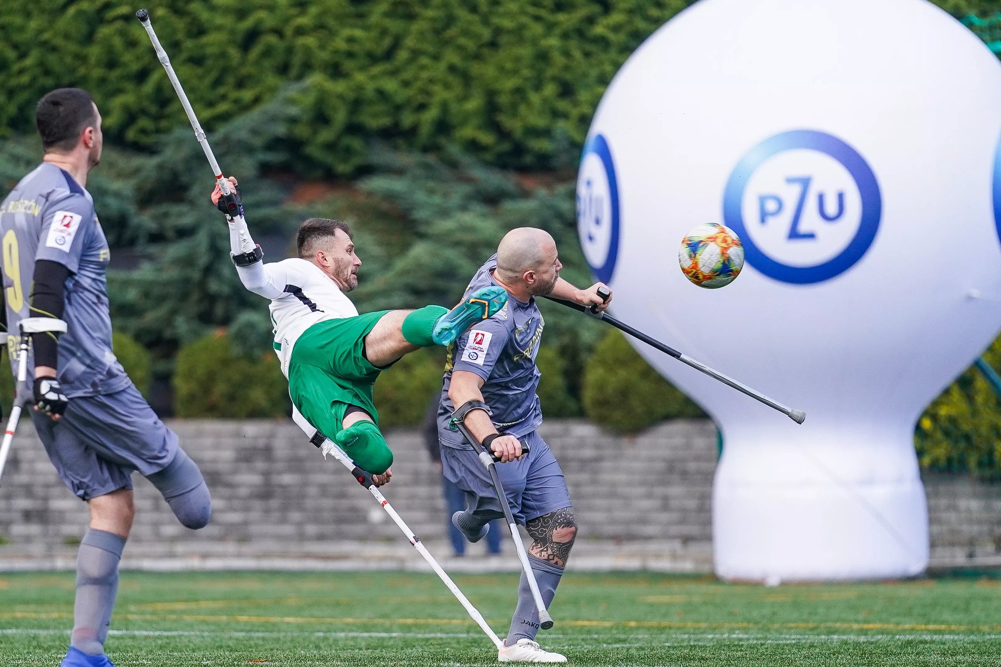 ο-χορευτής-με-τις-πατερίτσες-η-ιστορ-562302166