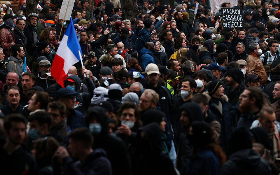 Γαλλία: Ογκώδεις διαδηλώσεις σε όλη τη χώρα – Οδοφράγματα και επεισόδια στο Παρίσι-1
