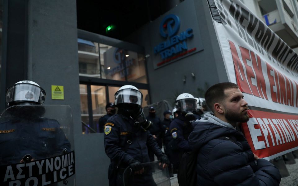 Τραγωδία στα Τέμπη: Συγκέντρωση έξω από τα γραφεία της Hellenic Train-1