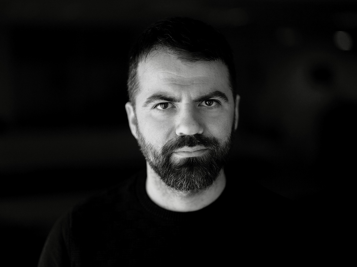 O Άλκης Κωνσταντινίδης στην «Κ»: «Σκοπός μου να μεταφέρω την αλήθεια των ανθρώπων που υποφέρουν»-1