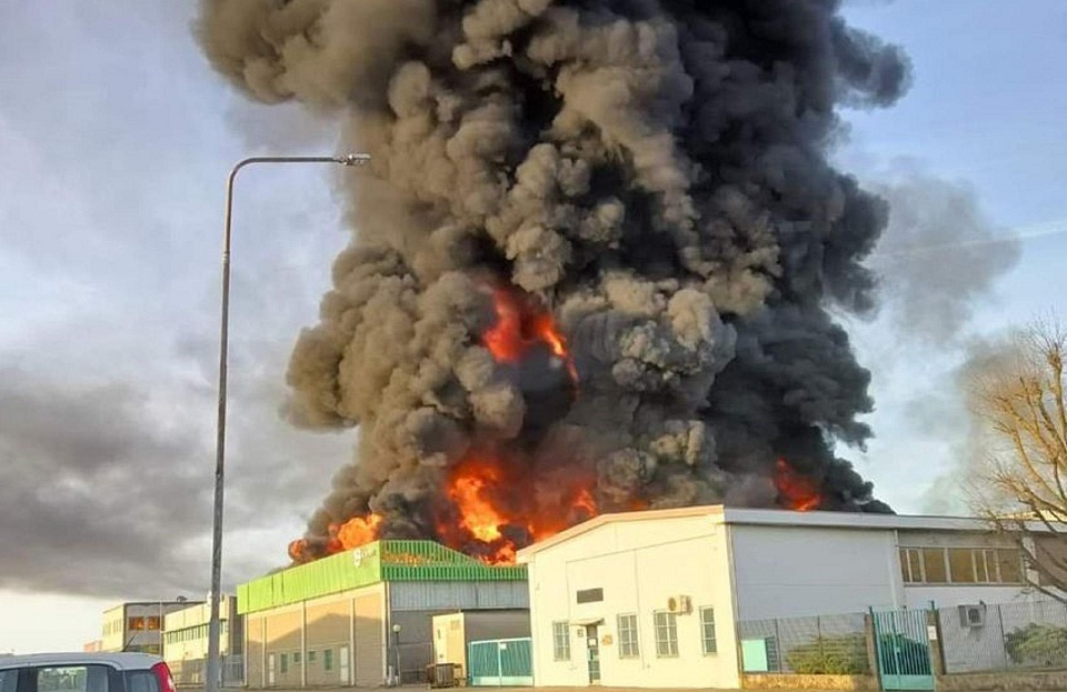 ιταλία-μεγάλη-φωτιά-σε-εργοστάσιο-χημ-562345117