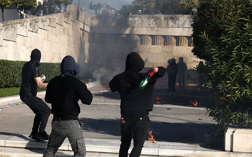 Μαζικές διαδηλώσεις για την τραγωδία στα Τέμπη – Βανδαλισμοί στο κέντρο της Αθήνας-15