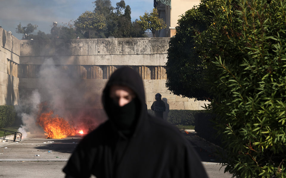 Μαζικές διαδηλώσεις για την τραγωδία στα Τέμπη – Βανδαλισμοί στο κέντρο της Αθήνας-14
