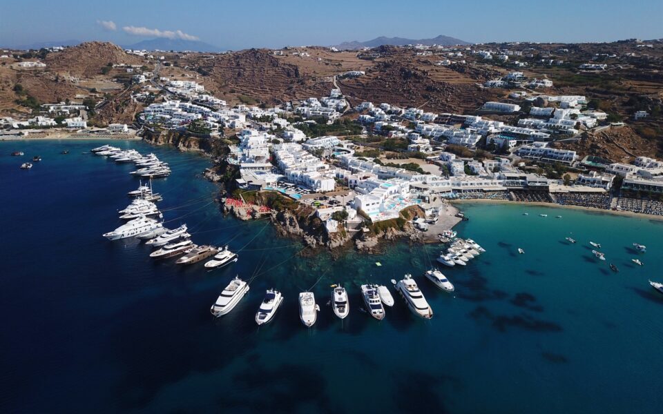 μύκονος-καταγγελίες-για-ένοπλους-μπ-562341514