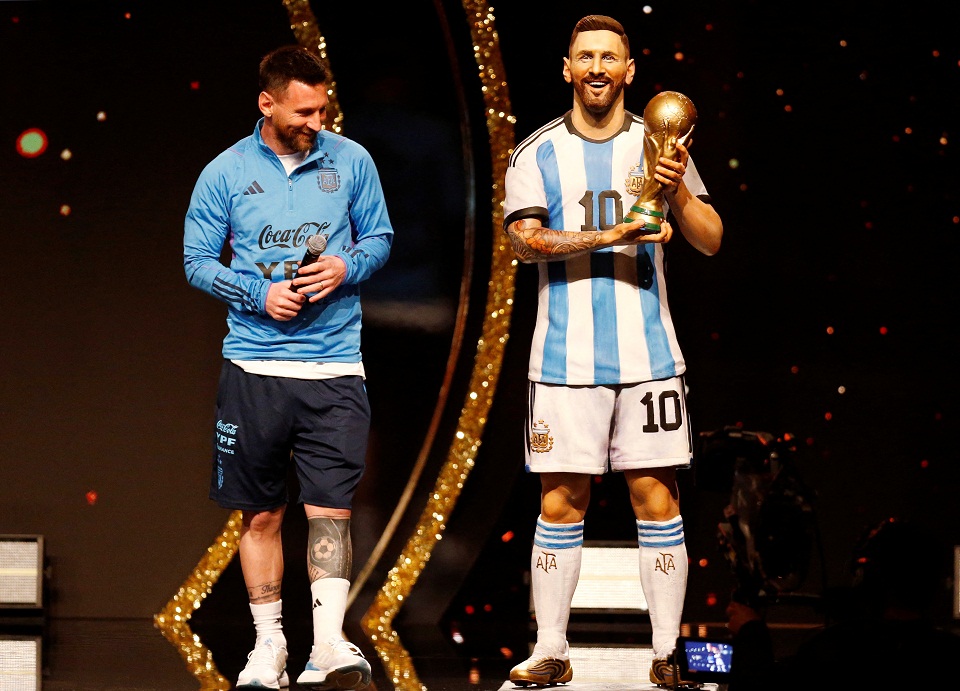 ποδόσφαιρο-aγαλμα-του-μέσι-πλάι-σε-εκεί-562342666