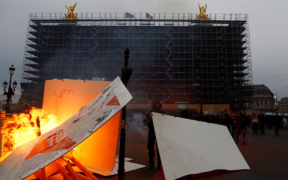 Γαλλία: Διαδηλώσεις σε όλη τη χώρα κατά της μεταρρύθμισης Μακρόν – Συγκρούσεις με την αστυνομία-3