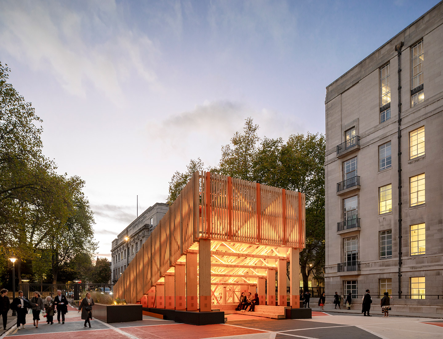 Senate House Steps: Εκεί που συναντιούνται οι φοιτητές του Λονδίνου-1