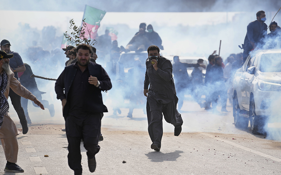 πακιστάν-εφοδος-της-αστυνομίας-στο-σπ-562329625