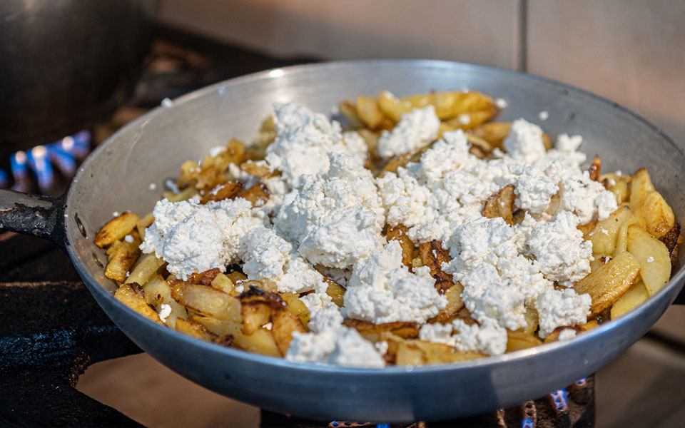 πατάτες-στο-τηγάνι-με-αυγά-και-φέτα-562312795