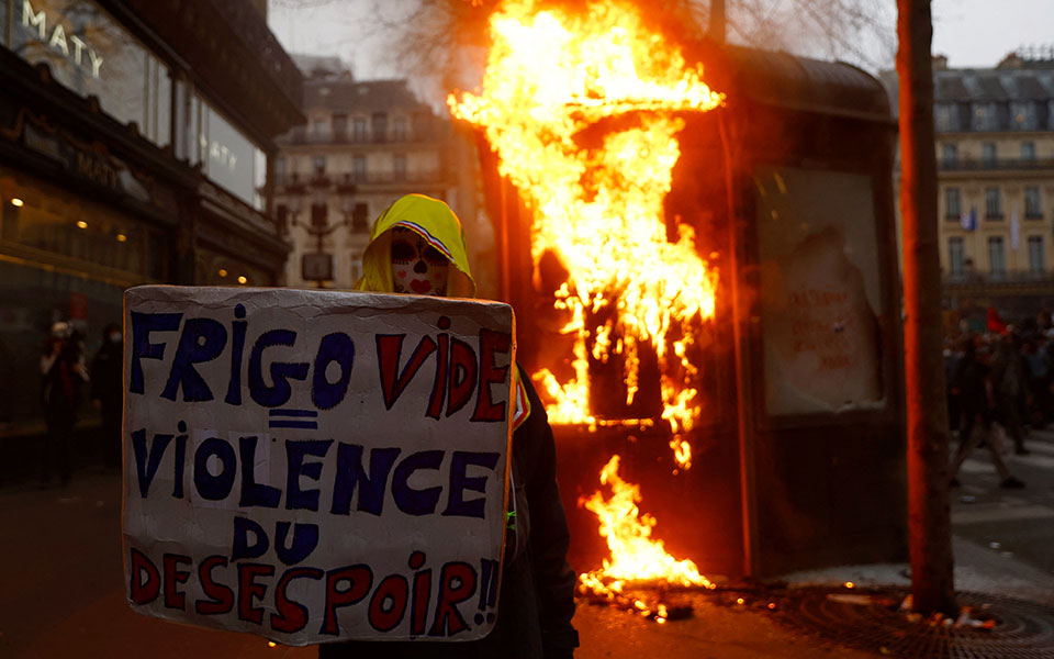 Γαλλία: Διαδηλώσεις σε όλη τη χώρα κατά της μεταρρύθμισης Μακρόν – Συγκρούσεις με την αστυνομία-7