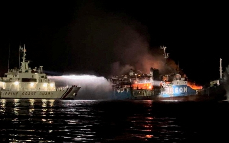 φιλιππίνες-πυρκαγιά-σε-επιβατικό-πλο-562346521