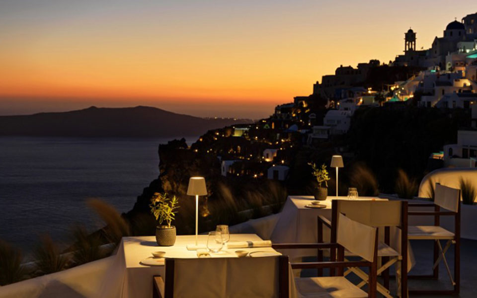 το-εμβληματικό-εστιατόριο-της-σαντορ-562330990