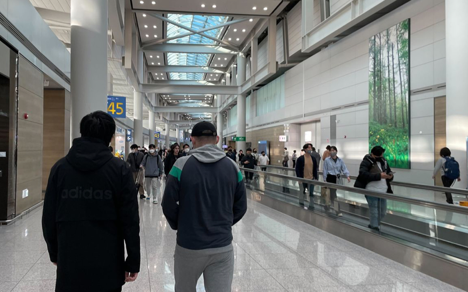 πέντε-ρώσοι-μένουν-επί-μήνες-στο-αεροδ-562302430