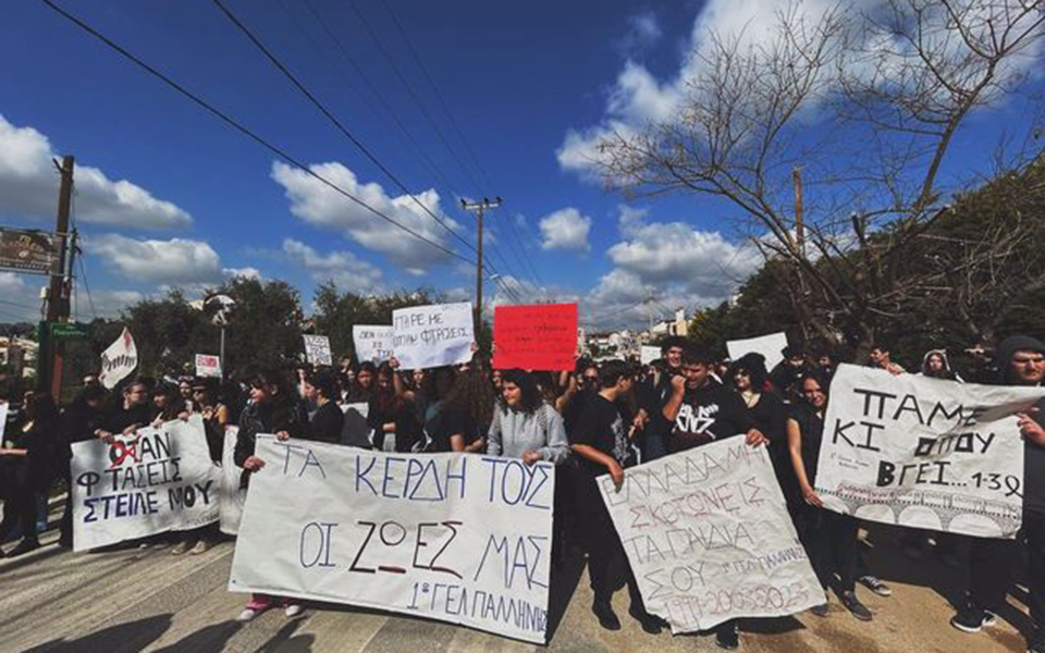 τραγωδία-στα-τέμπη-πορεία-μαθητών-στη-562304911