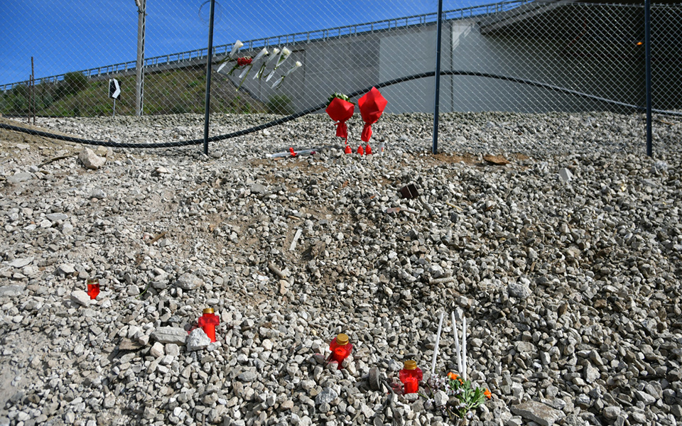 Τέμπη: Τρισάγιο στον τόπο της τραγωδίας (φωτογραφίες)-1