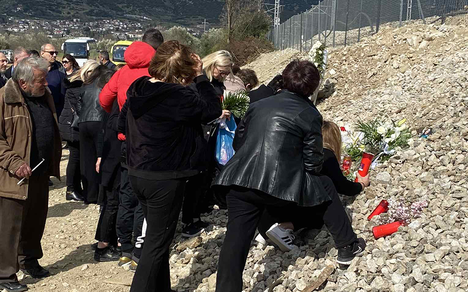 Τέμπη: Τρισάγιο στον τόπο της τραγωδίας (φωτογραφίες)-2